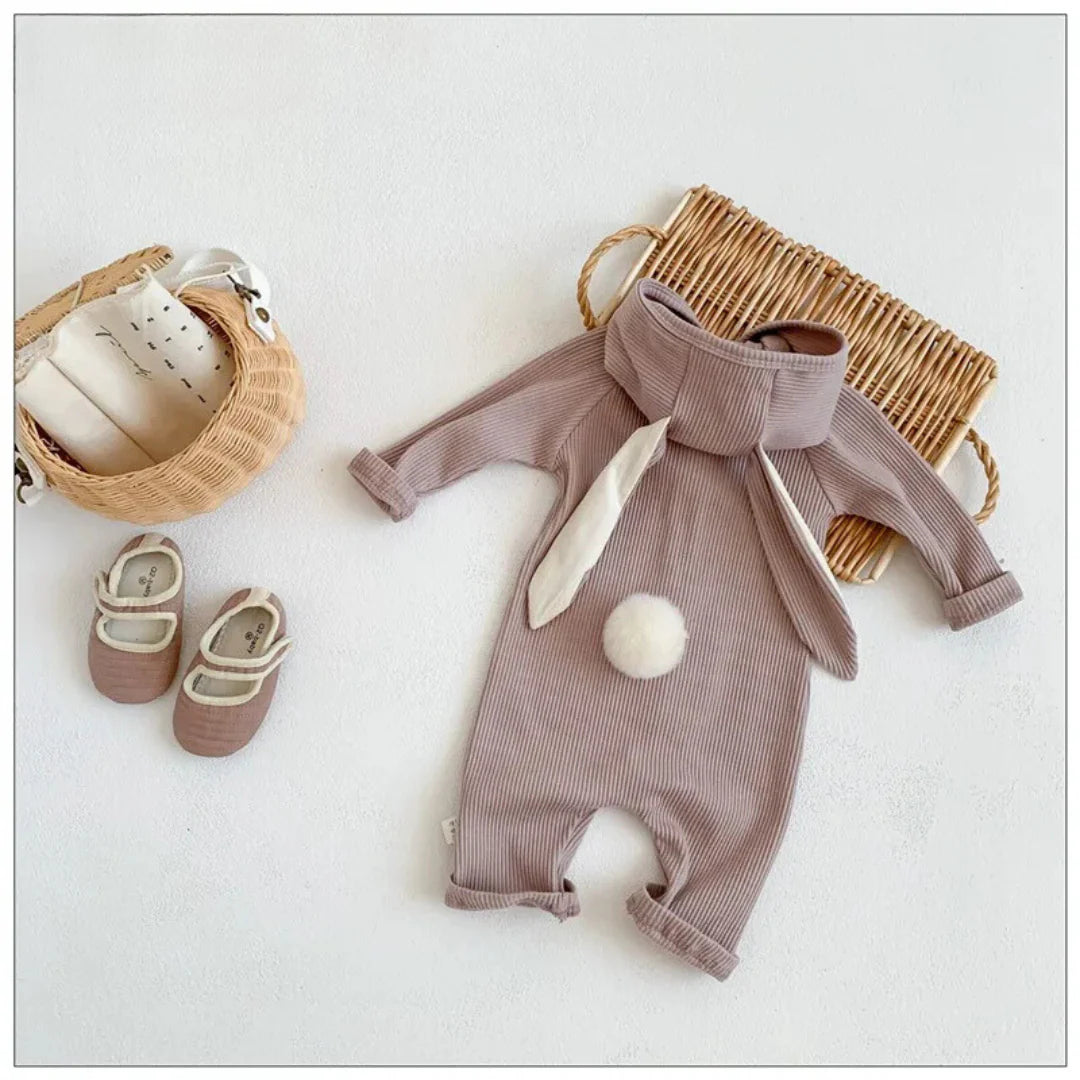 Kuscheliger Hasen-Baby-Strampler