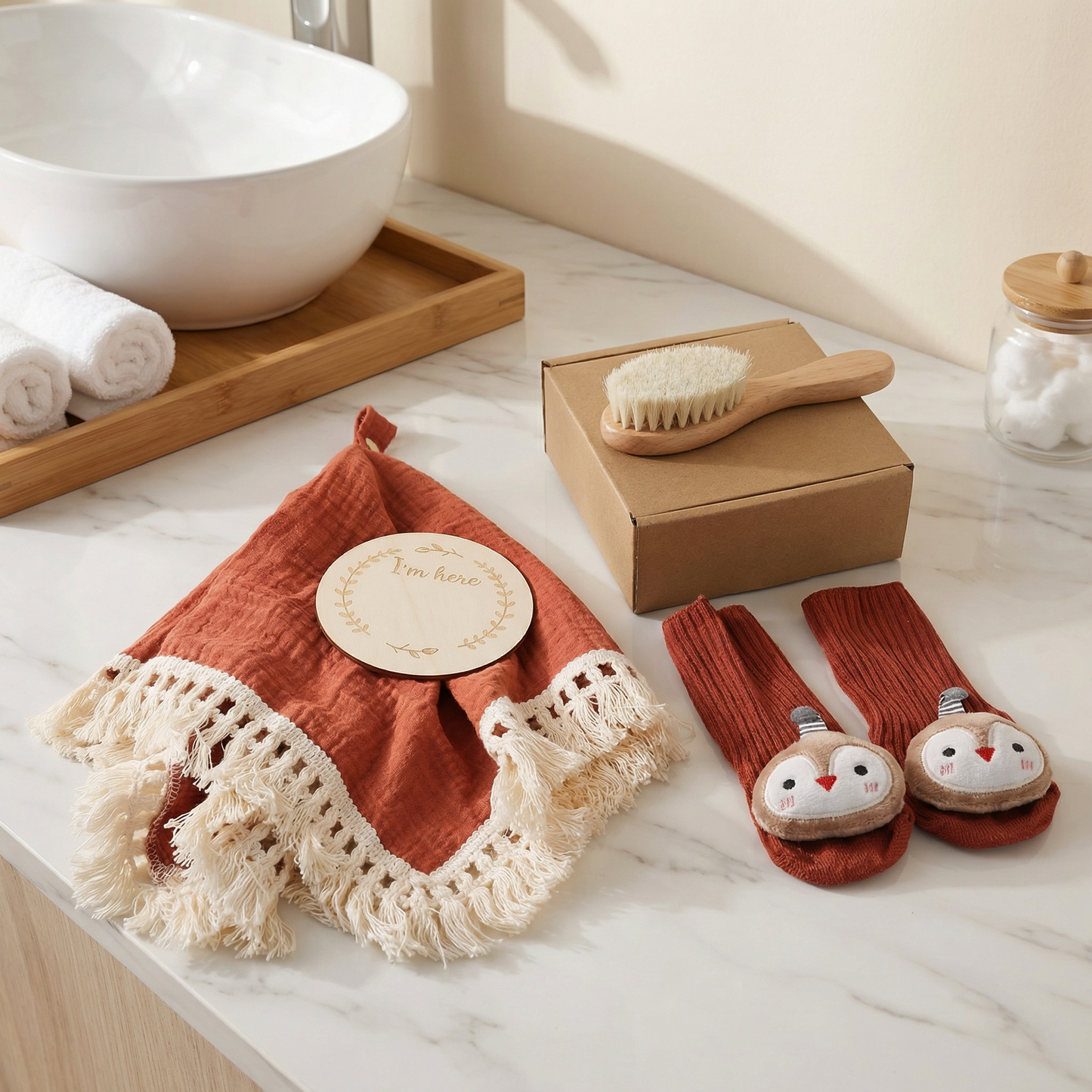 Baby Pflege Geschenkbox – Handtuch, Socken oder Haarband & Badebürste für Neugeborene