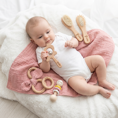 Personalisiertes 6-teiliges Geschenkset aus Holz & Musselin – Beißringe, Rasseln, Haarbürsten & Kuscheltuch mit Namen