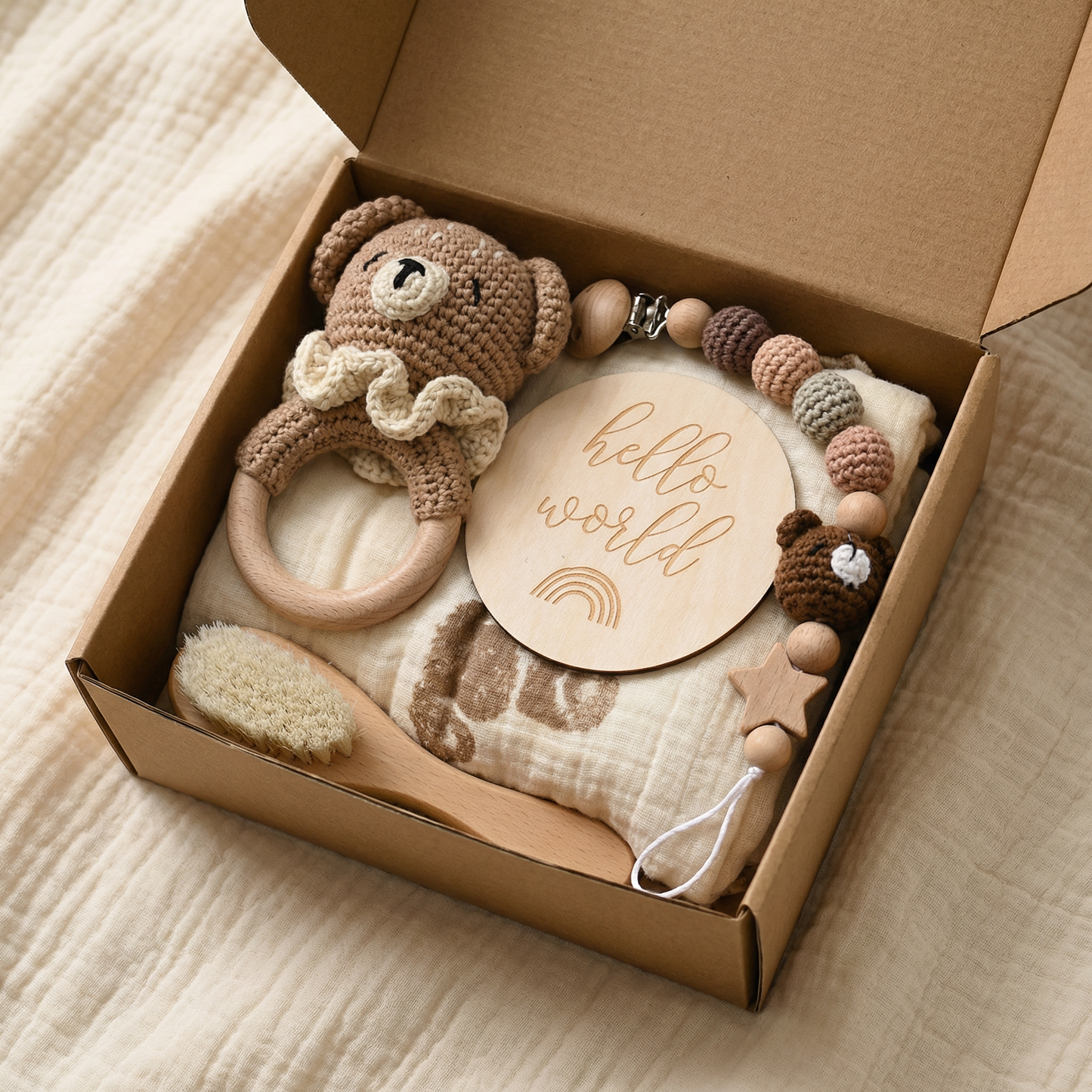 Neugeborenen Geschenkbox – Häkel-Tier Rassel, Holzspielzeug, Musselin Decke & Schnullerkette