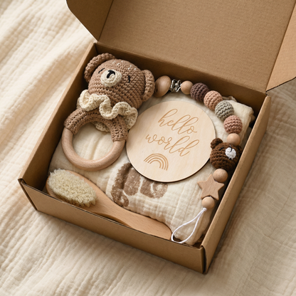 Neugeborenen Geschenkbox – Häkel-Tier Rassel, Holzspielzeug, Musselin Decke & Schnullerkette