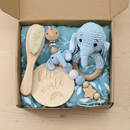 Neugeborenen Geschenkbox – Häkel-Tier Rassel, Holzspielzeug, Musselin Decke & Schnullerkette