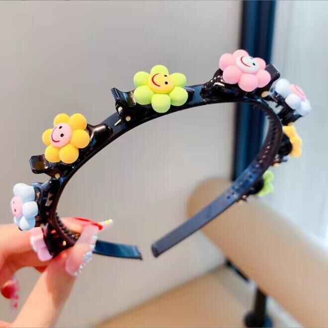 Niedliche Haarclips & Haarbänder für Mädchen mit Blumen-, Erdbeer- & Regenbogen-Anhängern