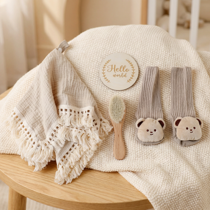 Baby Pflege Geschenkbox – Handtuch, Socken oder Haarband & Badebürste für Neugeborene