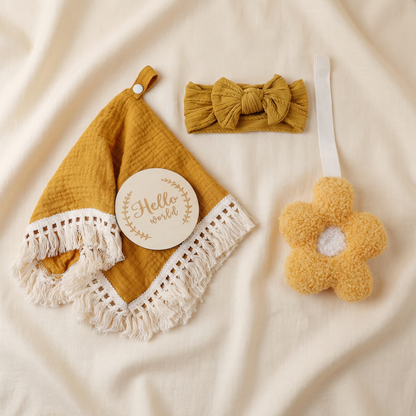 Baby Pflege Geschenkbox – Handtuch, Socken oder Haarband & Badebürste für Neugeborene