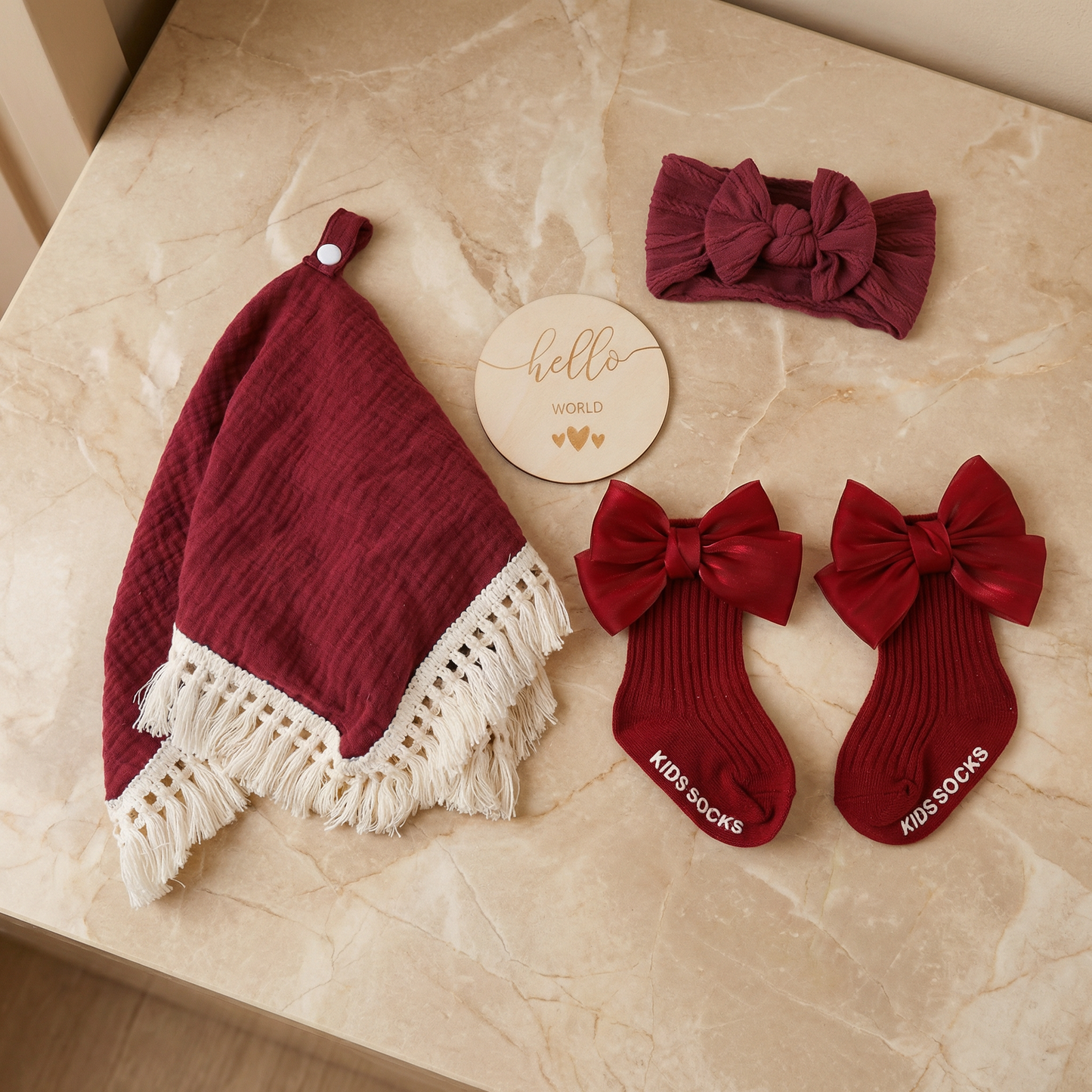 Baby Pflege Geschenkbox – Handtuch, Socken oder Haarband & Badebürste für Neugeborene